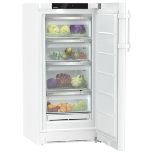 Biała lodówka z warzywami i owocami