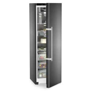 Czarna lodówka wolnostojąca z półkami